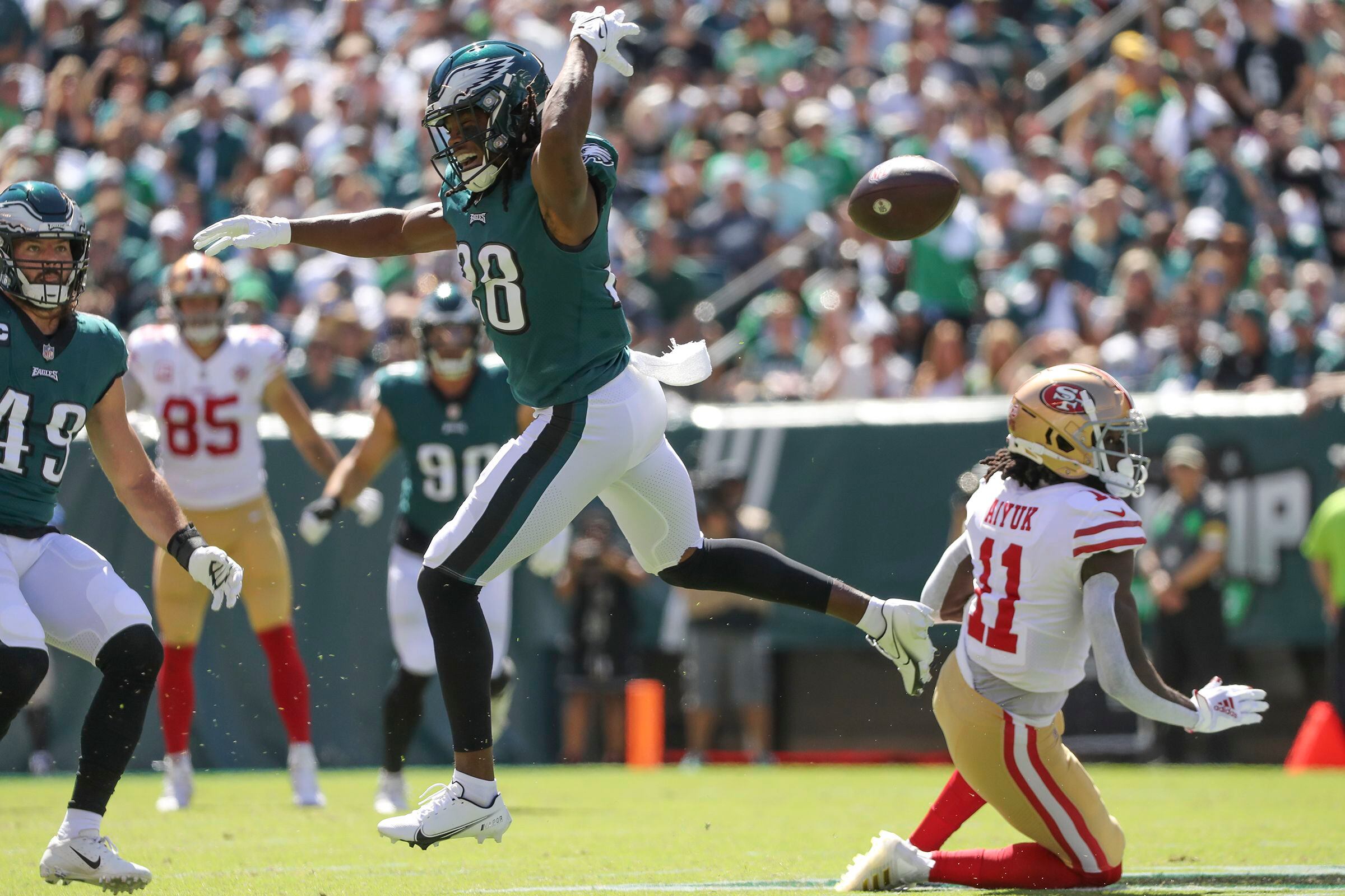 Eagles' Jalen Hurts rocks spiffy yellow suit ahead of game vs. 49ers