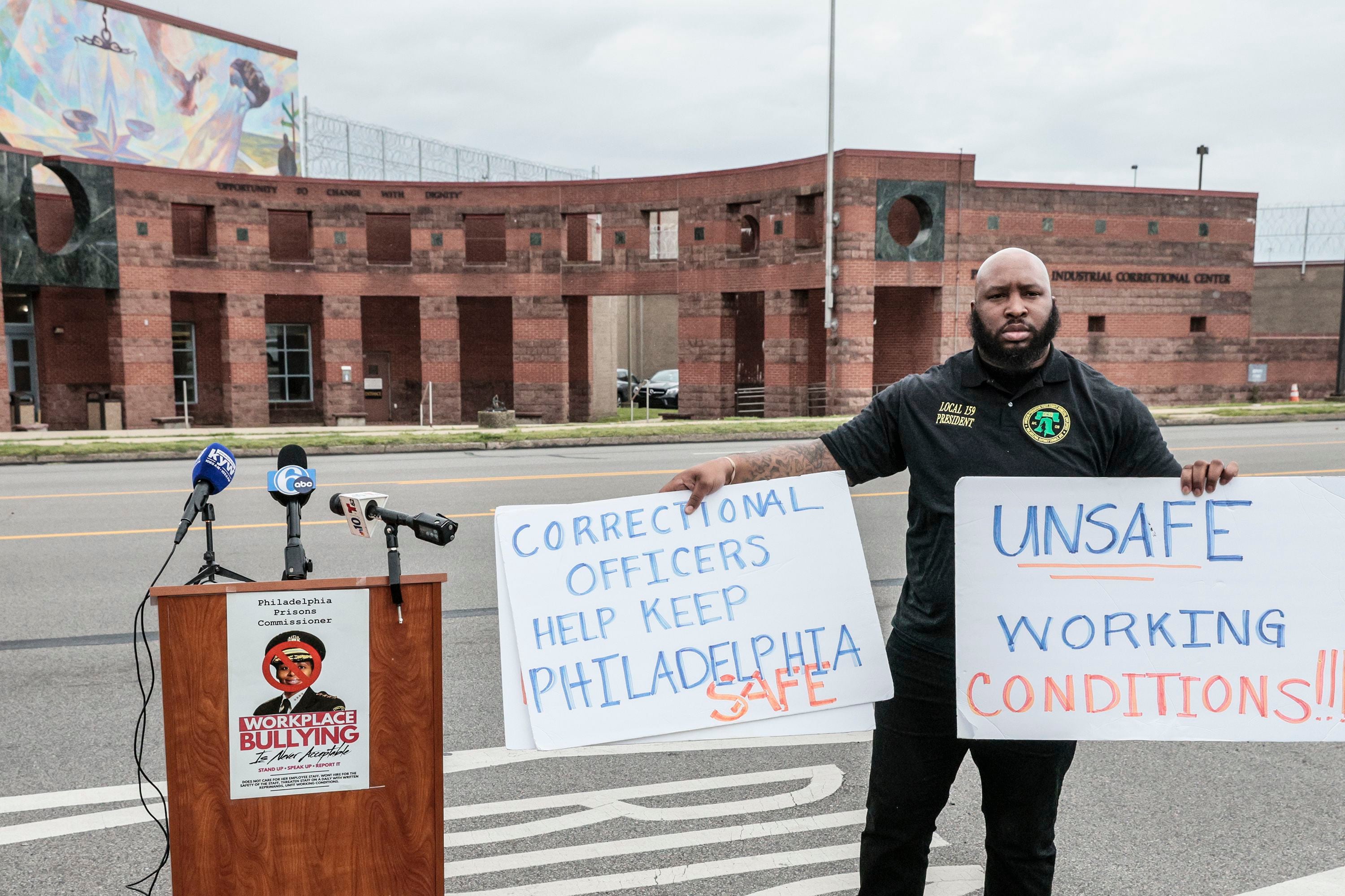 Philly prison escape PA: New video shows moment 2 break out of Philadelphia  facility; DA says not enough guards on-duty - ABC7 Chicago