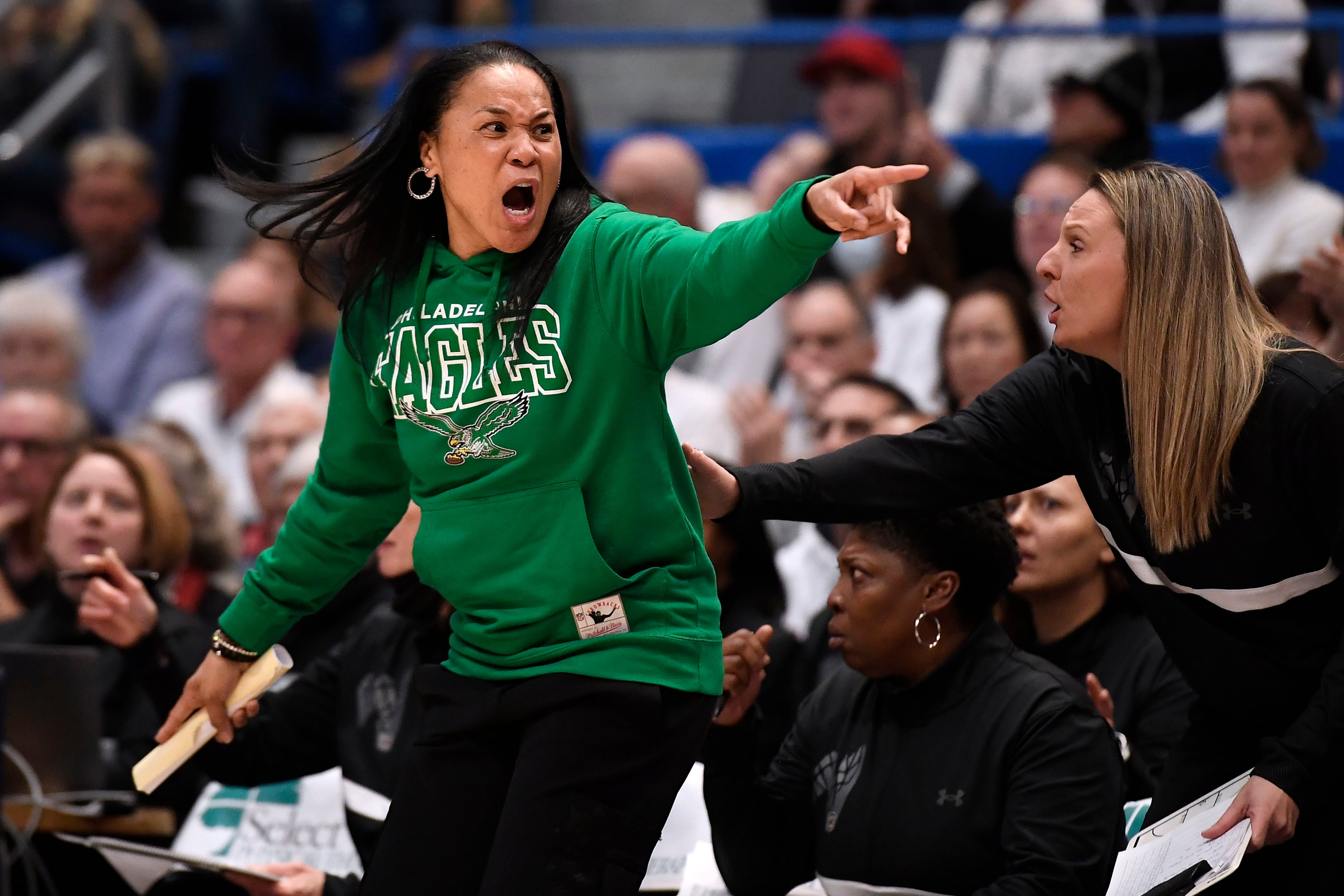 Andscape - Dawn Staley honored her mentor, late Temple University head  coach John Chaney, during South Carolina Women's Basketball's game against  UConn last night 🙏🏽