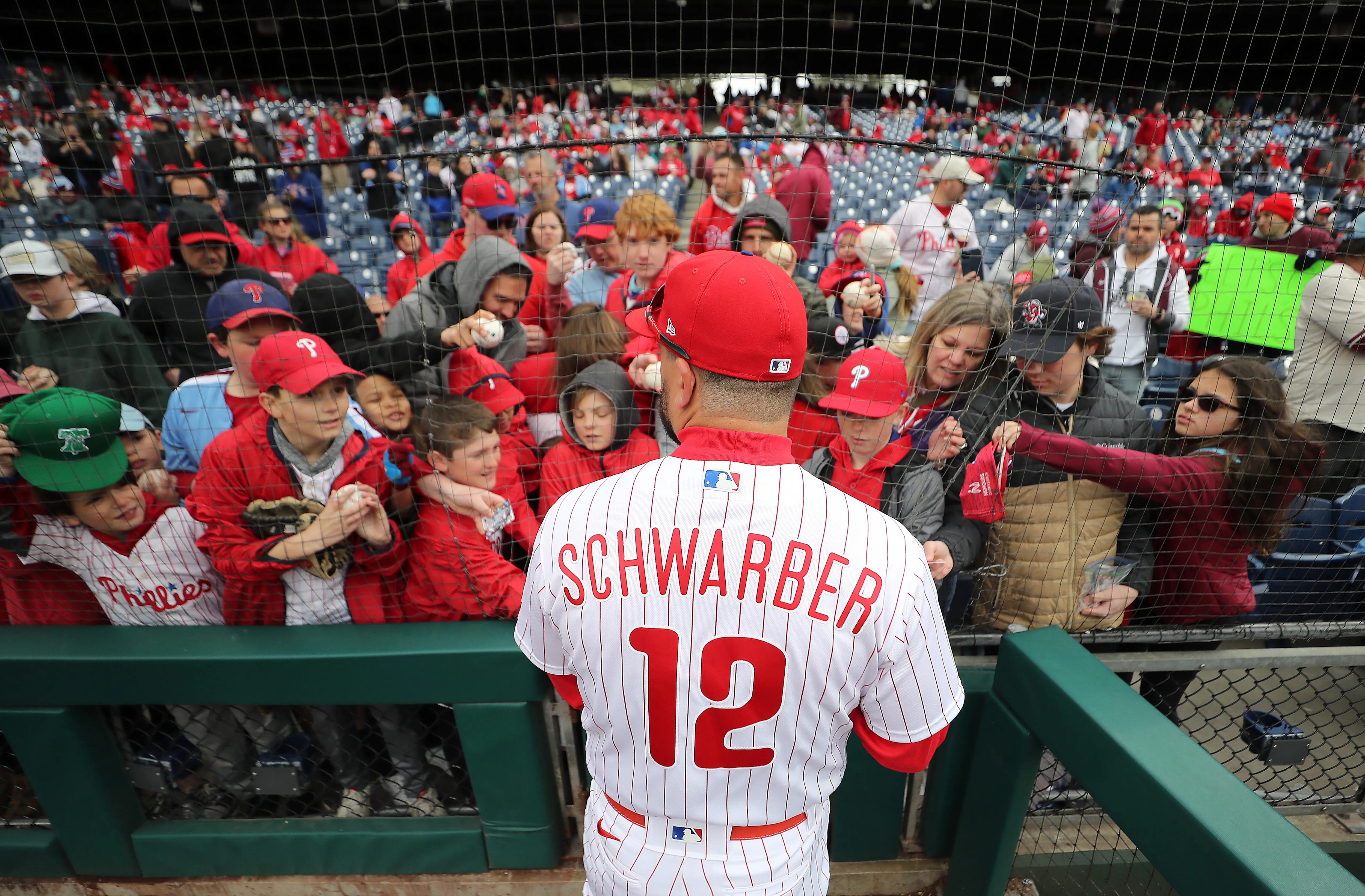 Kyle Schwarber signs with Phillies