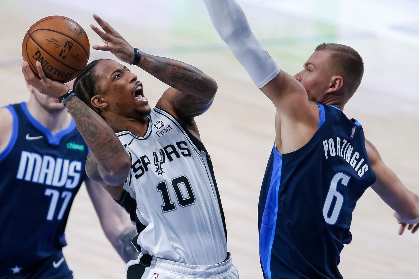 Mavericks Pull Away Late To Beat Spurs 115 104