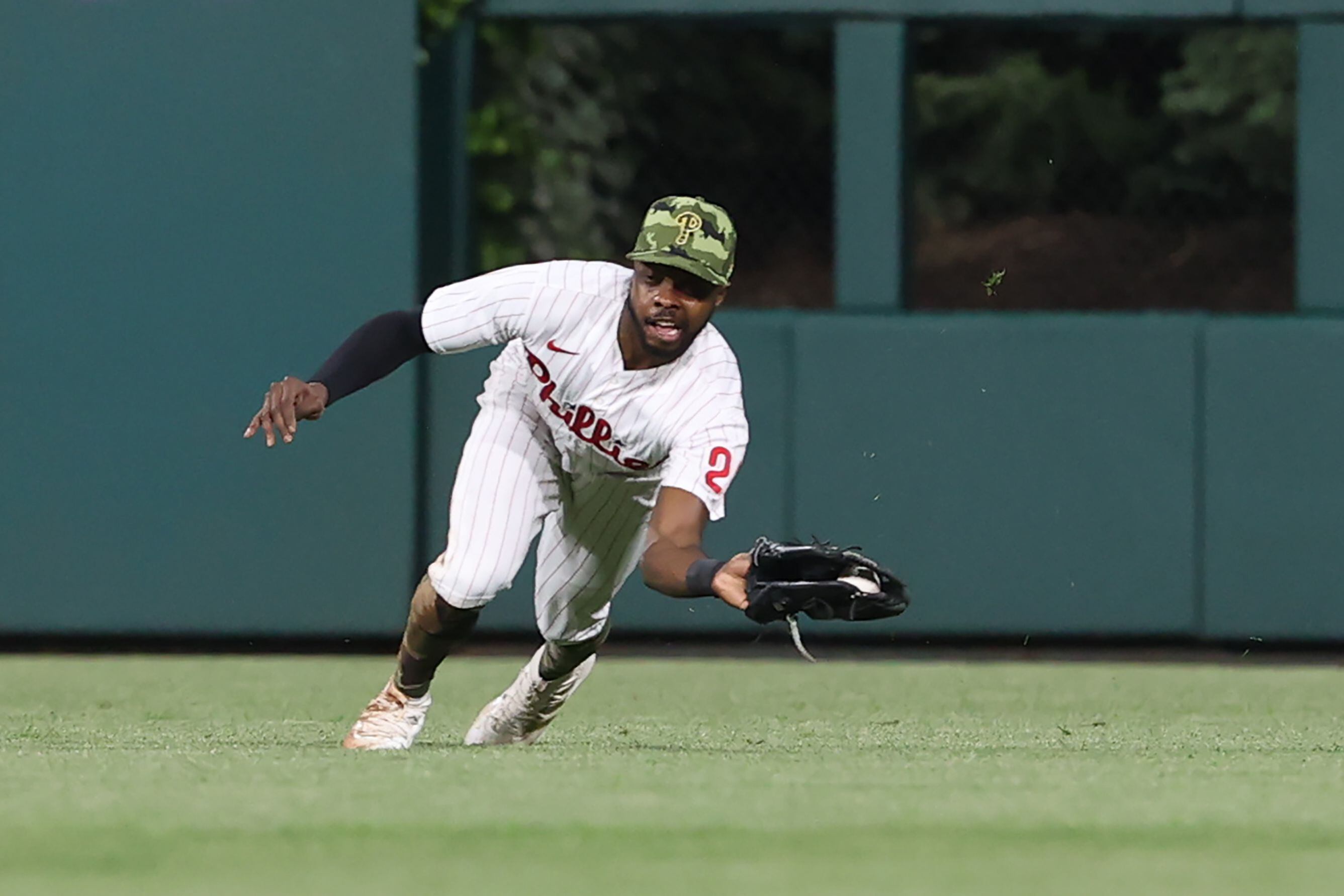 Los Angeles Dodgers second baseman Hanser Alberto (17) throws to