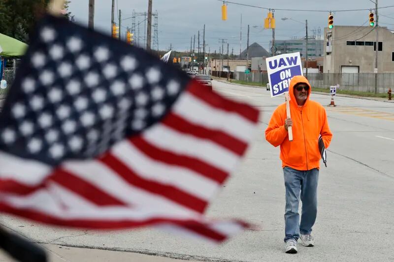 GM strike Tentative deal with union paves way for crucial strike vote