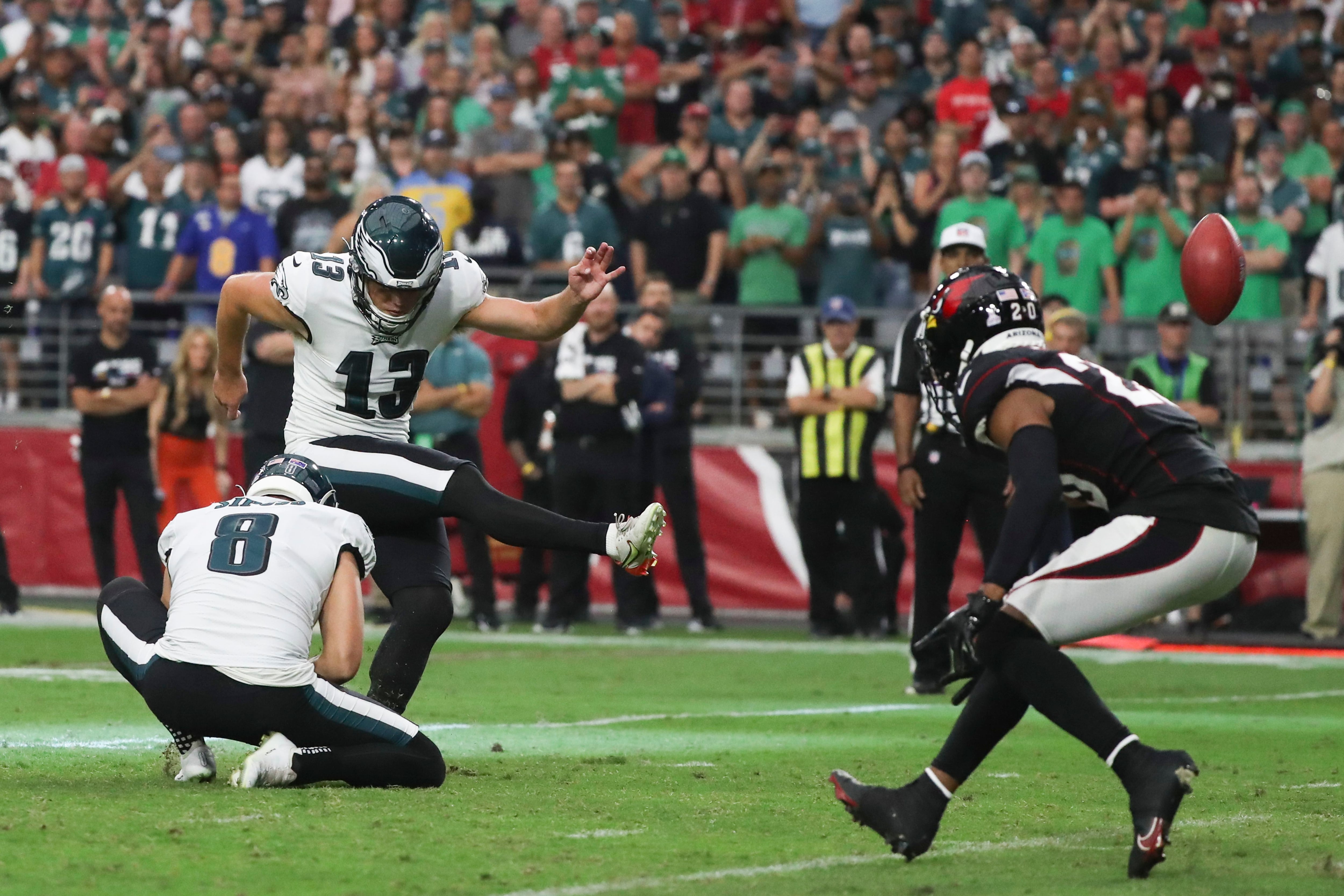 Eagles stay undefeated, hang on to beat Cardinals 20-17