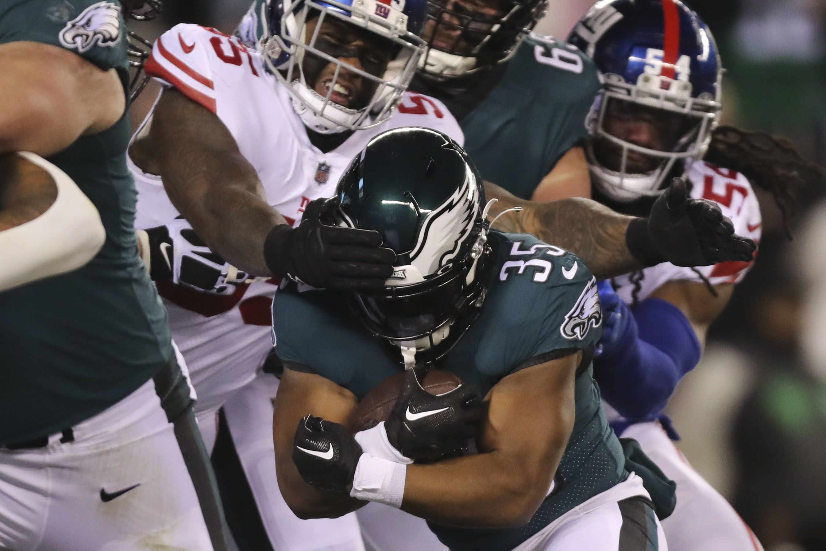 Eagles rout the Giants, 38-7, and advance to the NFC championship game