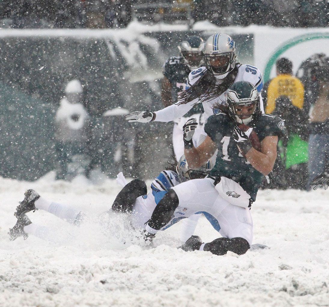 McCoy's record day keys Eagles win in the snow