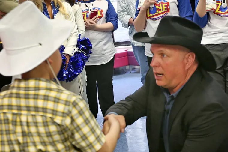 Garth Brooks, dad, returns to being Garth Brooks, super