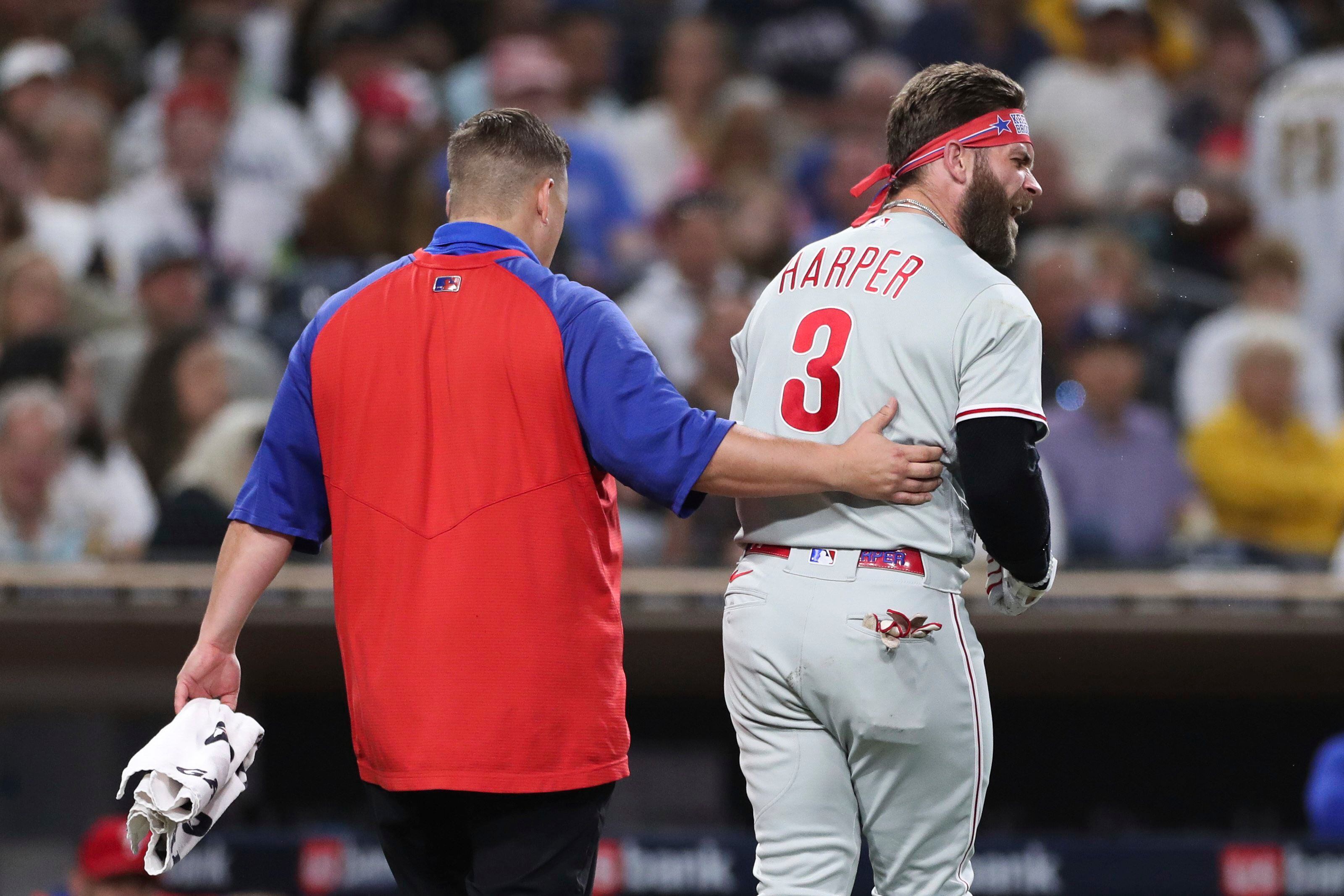 Nationals' Bryce Harper hits home run despite breaking bat, being left with  handle after swing
