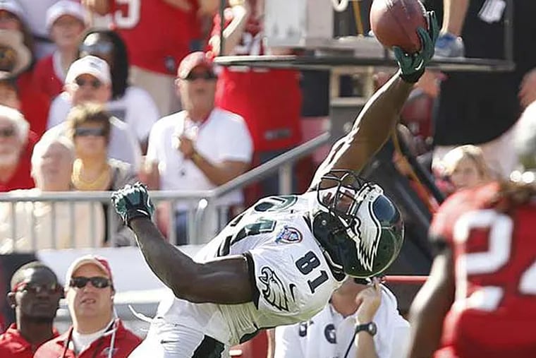 Jason Avant makes a one-handed catch during first half of the Eagles' win over the Buccaneers Dec. 9, 2012. (Ron Cortes/Staff Photographer)