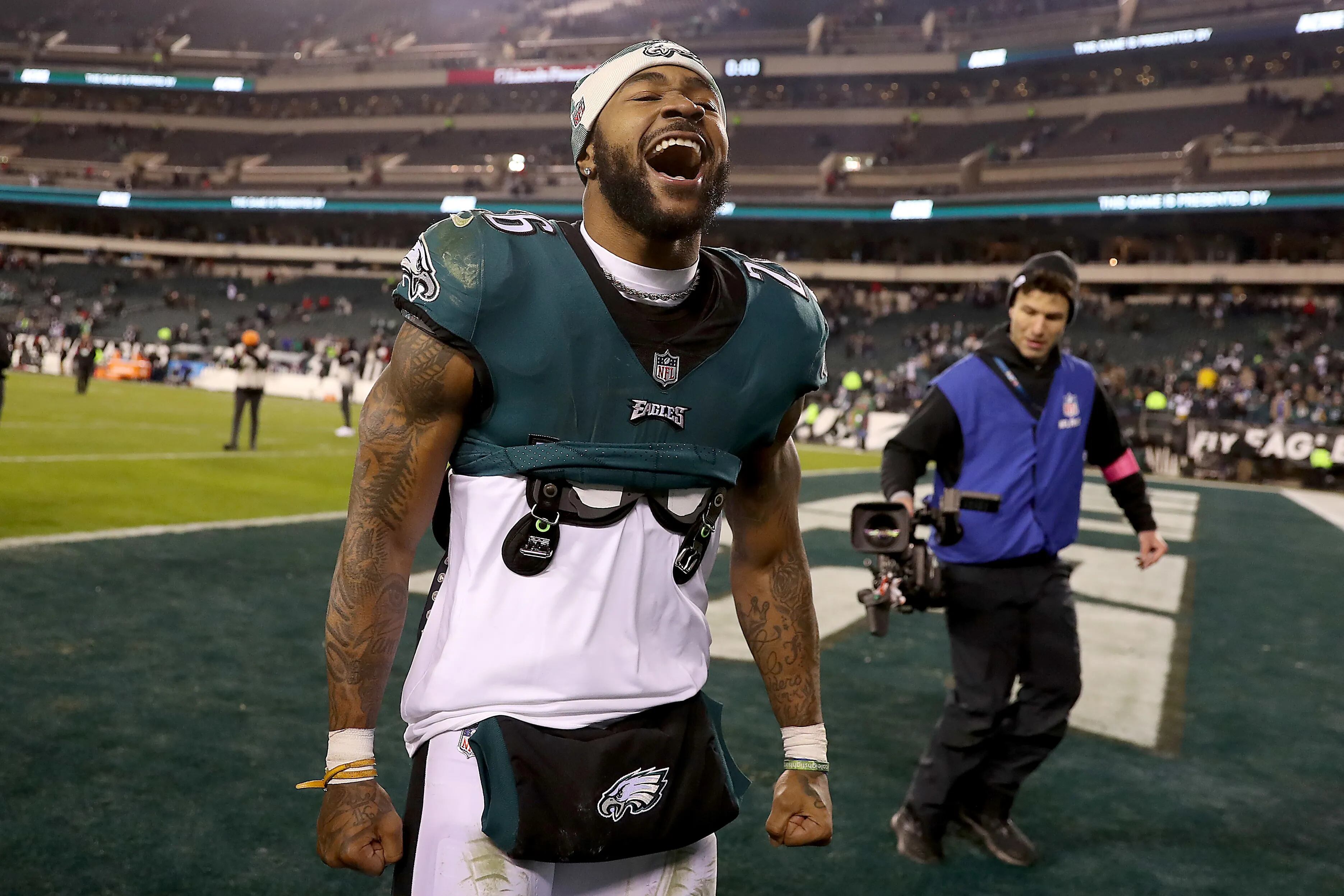 Hurts, Eagles soar past Giants 38-7 in playoffs