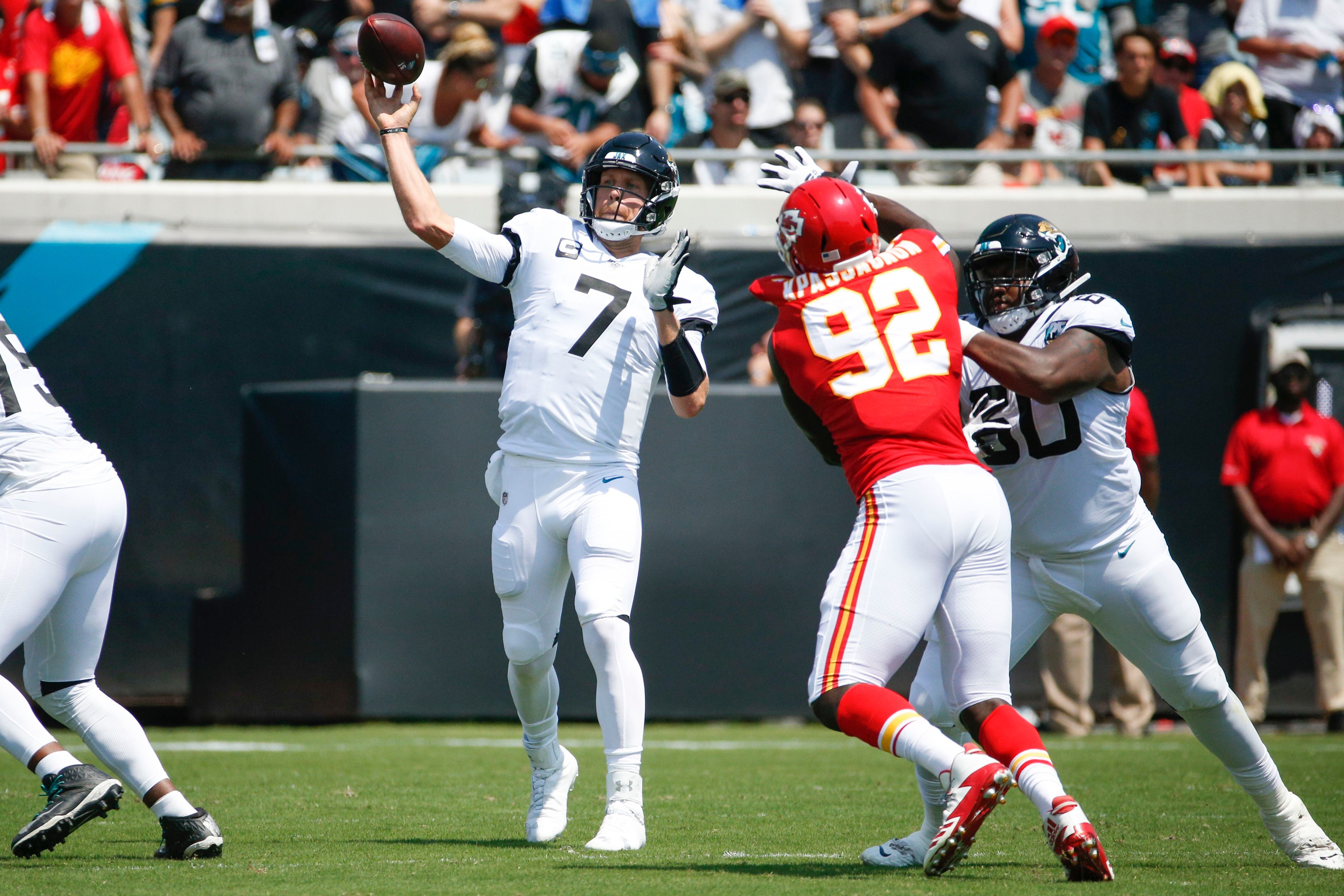 Eagles' Foles has rough preseason debut, leaves with injury