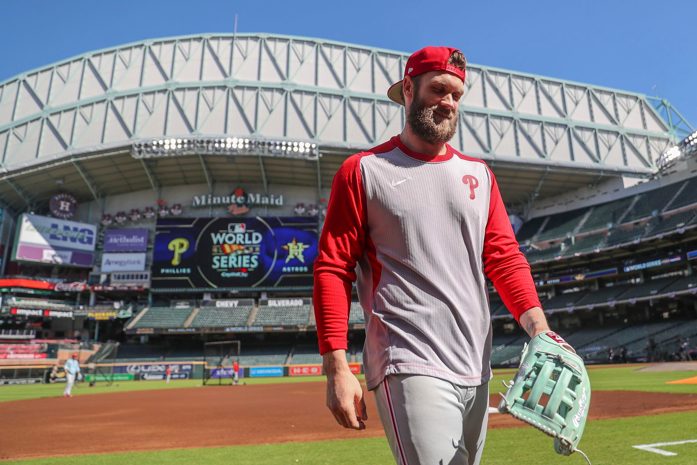 Bryce Harper talking with Reggie Jackson. That's a lot of awesome in one  picture. : r/phillies