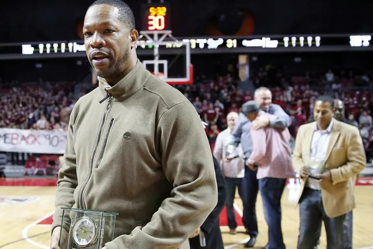 Mark Macon receives award commemorating the 25th anniversary of Temple's 1990-91 team that advanced to the Elite Eight of the NCAA Tournament.
