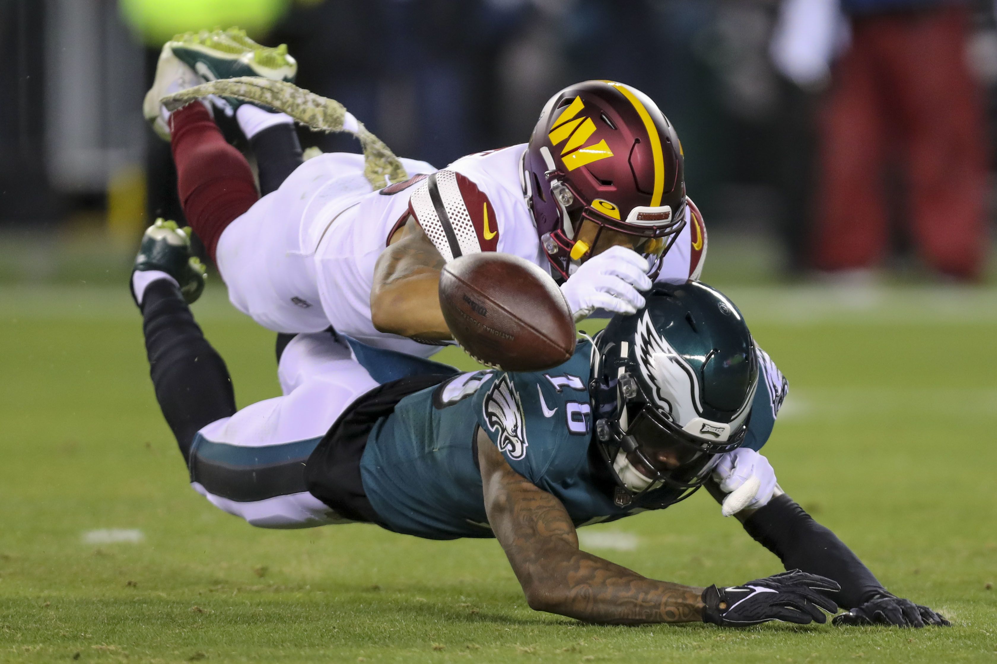 Eagles veteran stops teammate from taunting opponent: 'No!' 