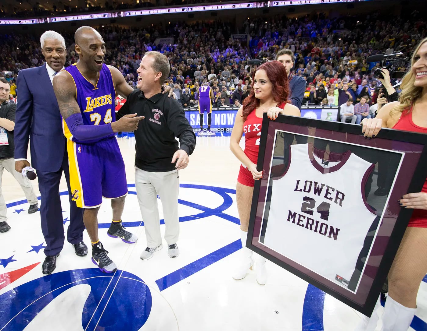 Los Angeles Lakers guard Kobe Bryant (C) hangs in the air between