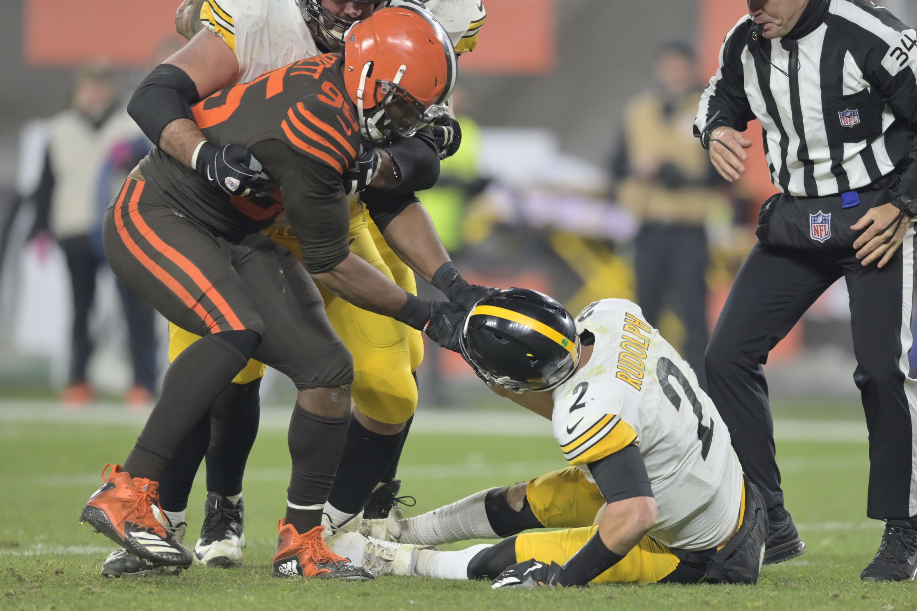 Browns' Myles Garrett faces 'lengthy suspension' for 'absolutely crazy'  attack on Steelers' Mason Rudolph, says ex-NFL rules boss 