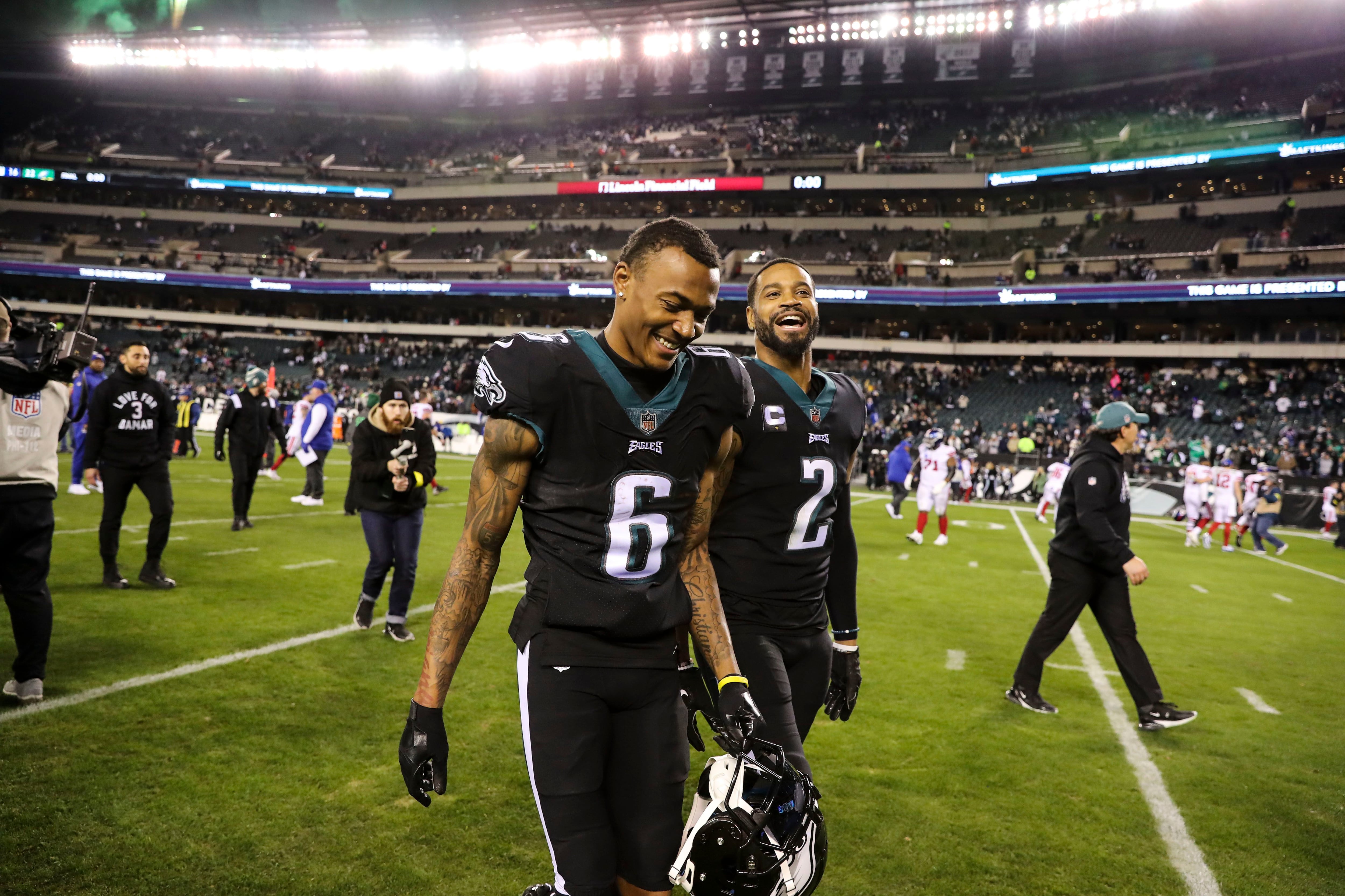 NFL 2023: Philadelphia Eagles Jordan Mailata lifts teammate like he weighs  nothing