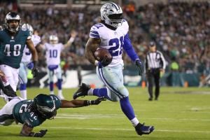 Ezekiel Elliott considering signing with Eagles, report says