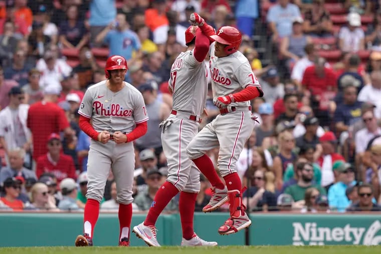 Hoskins' return provides spark as Phillies take 2 of 3 in San