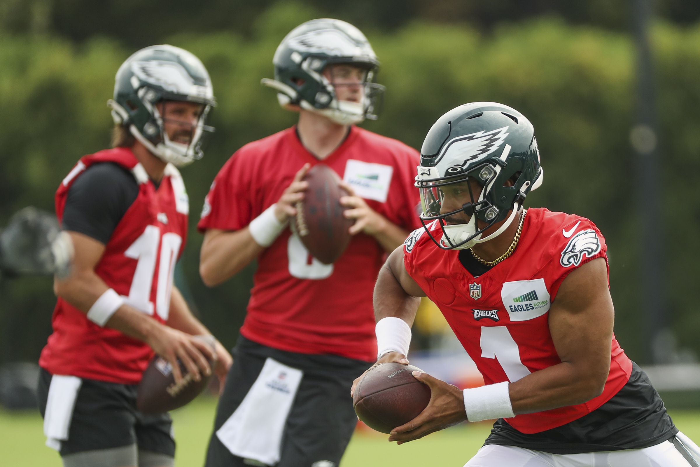 Owens practices with Eagles