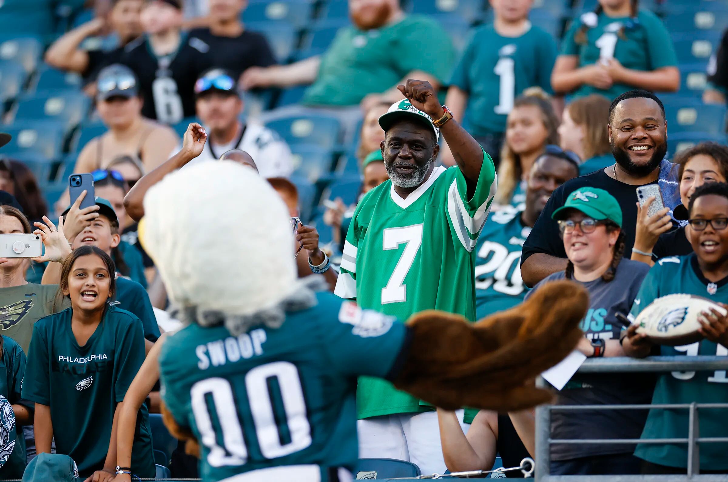 PHILADELPHIA EAGLES LINCOLN FINANCIAL FIELD CUP GIVE-AWAY