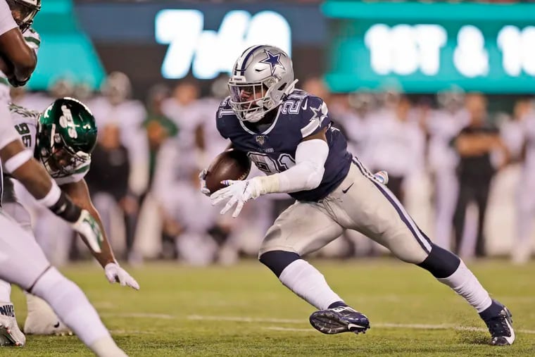 The Dallas Cowboys' Ezekiel Elliott runs for a touchdown during the second half against the Jets.