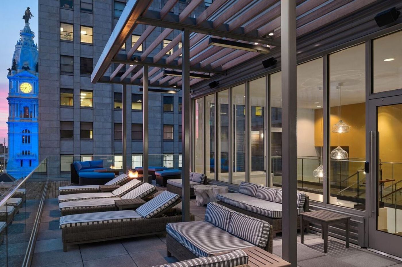 Philadelphia S Luxury Apartments Have Infinity Pools Saunas