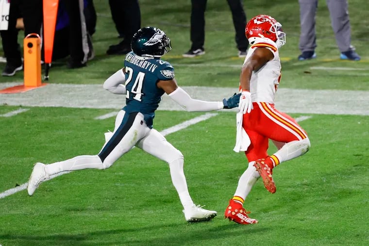 Super Bowl ref saw clear holding penalty on Eagles' James