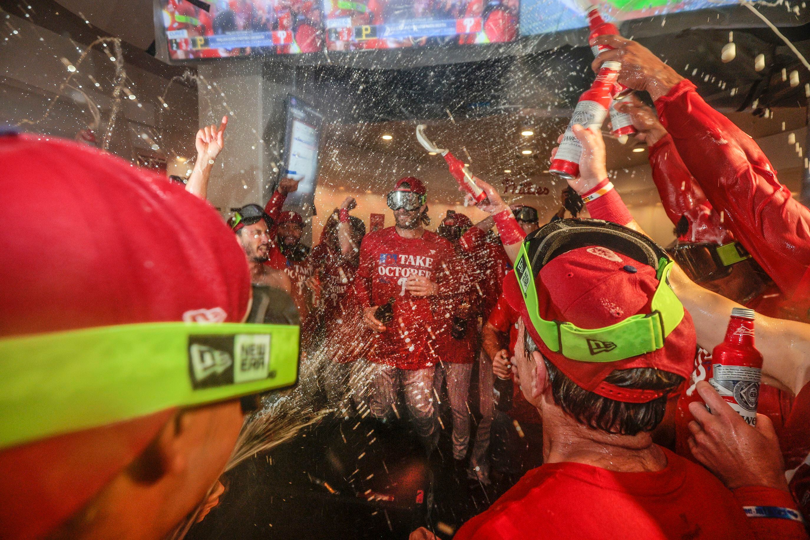 Photo: Phillies celebrate with champagne - PHI2009102115 