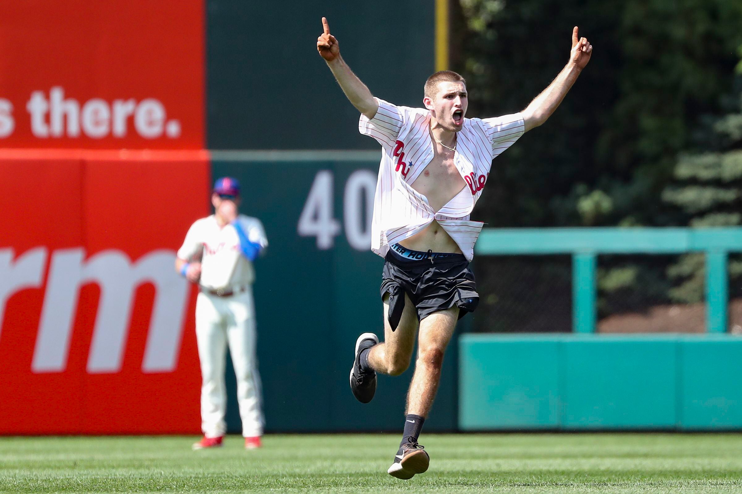 WholeHogSports - Phillies finalize Lee deal