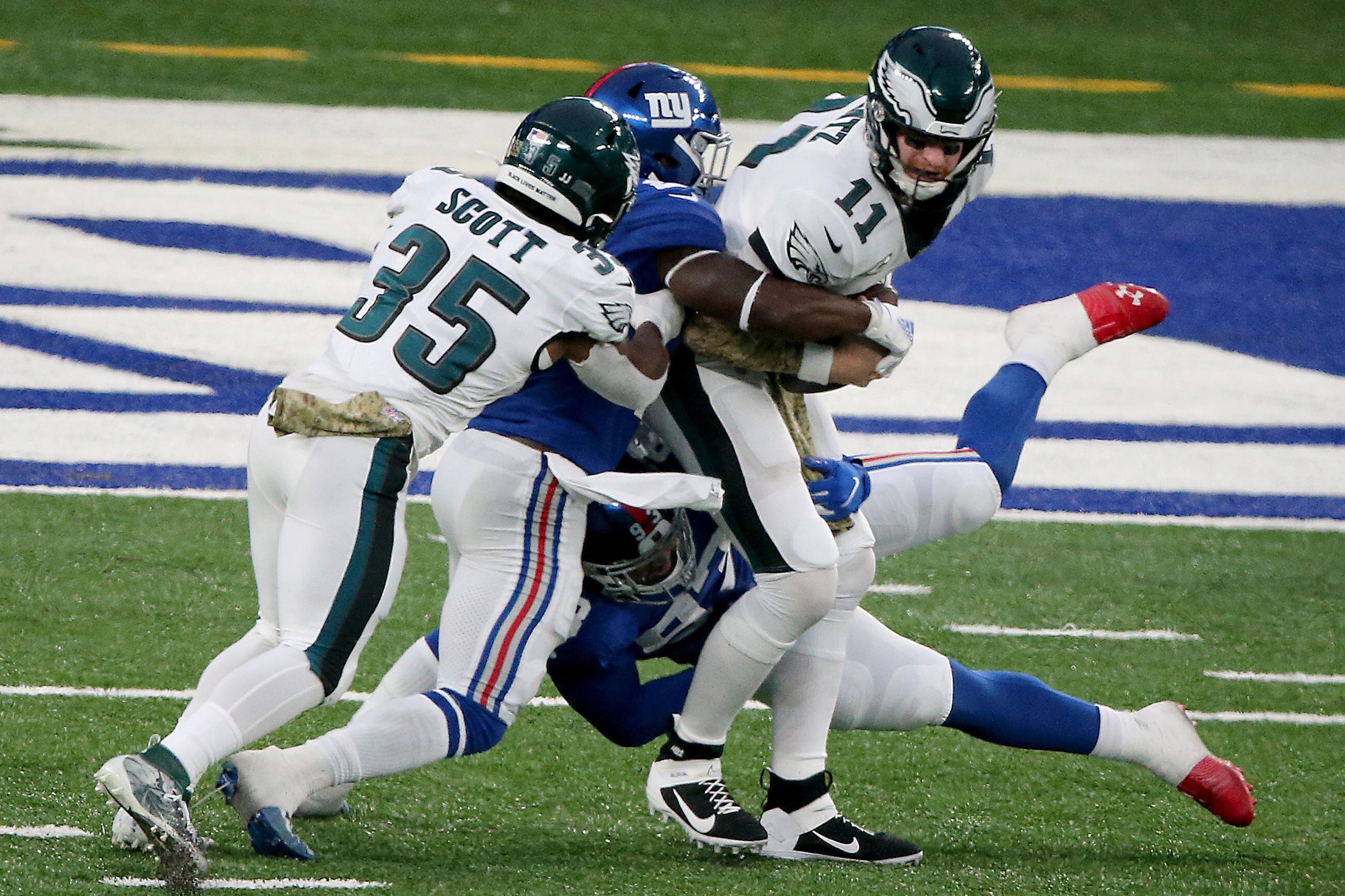 Photo: Philadelphia Eagles Sheldon Brown reacts while running a New York  Giants fumble back 60 yards for a touchdown at Giants Stadium -  NYP20091213106 