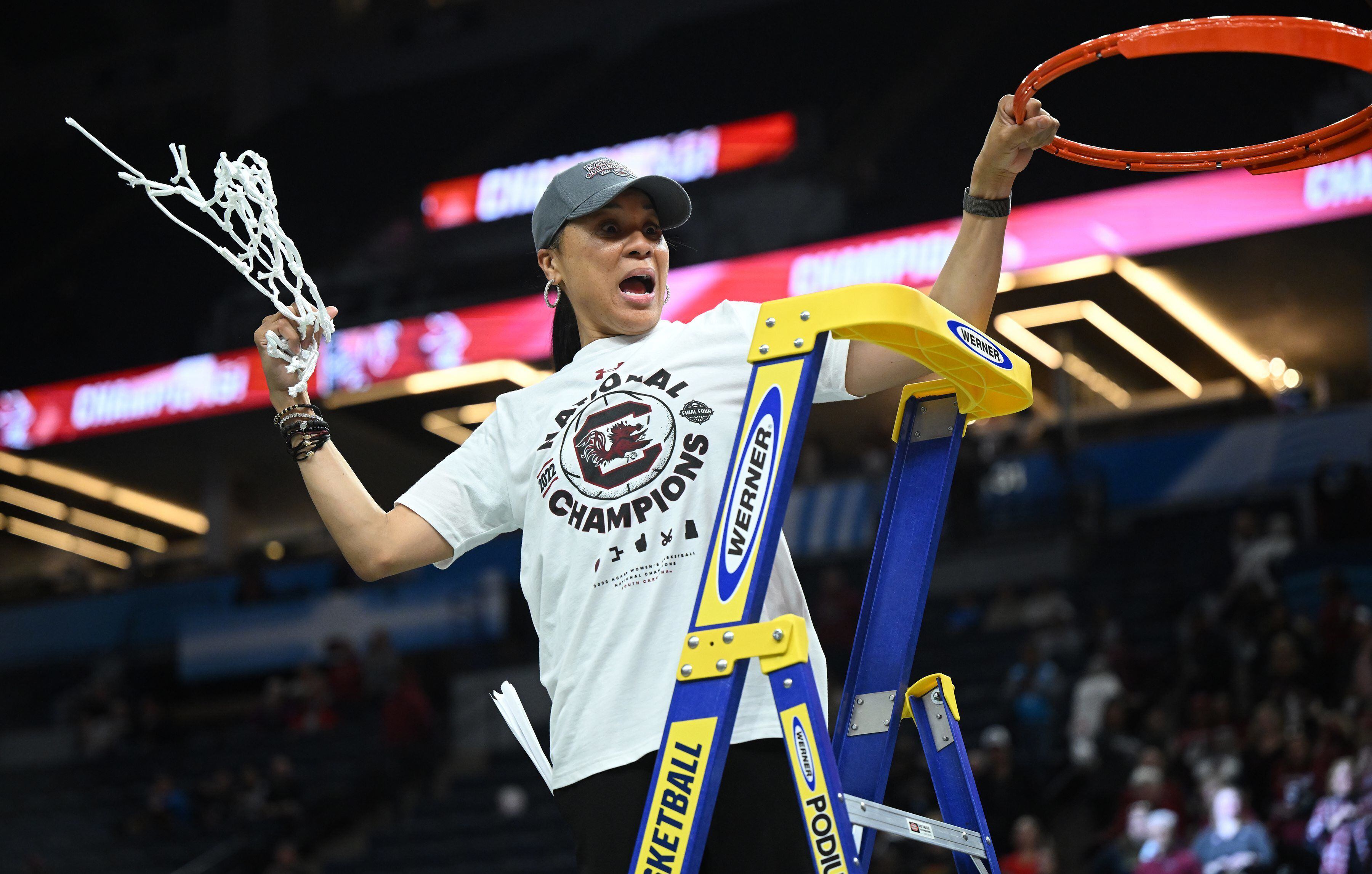 Dawn Staley wears vintage jersey, gives history lesson during NCAA tourney