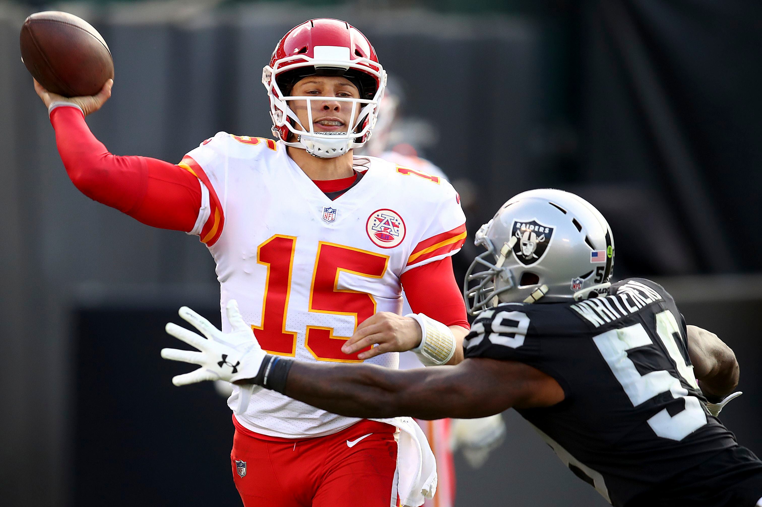 Chiefs beat Raiders 35-3 to become AFC West champions