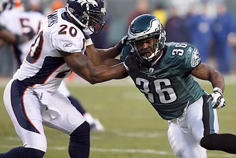 Brian Westbrook was in the game for 23 of the Eagles’ 67 offensive plays and had 11 touches. (Yong Kim/Staff Photographer)
