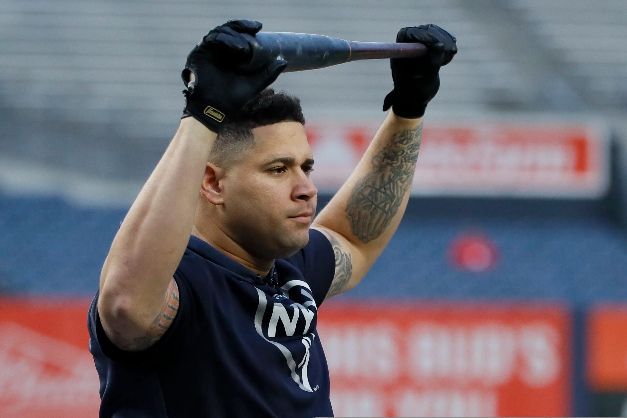Both Yankees' Gary Sanchez, Phillies' J.T. Realmuto use 1-knee stance: 1  prospers, 1 struggles on defense 