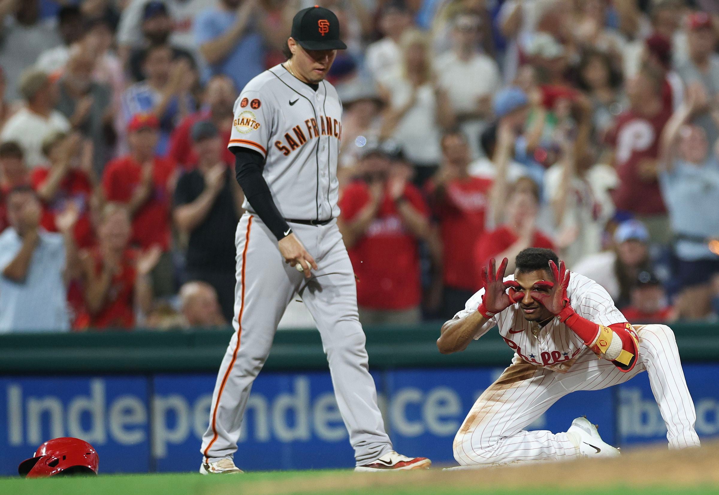 Bryce Harper leads Phillies with inside-the-park home run to 10-4