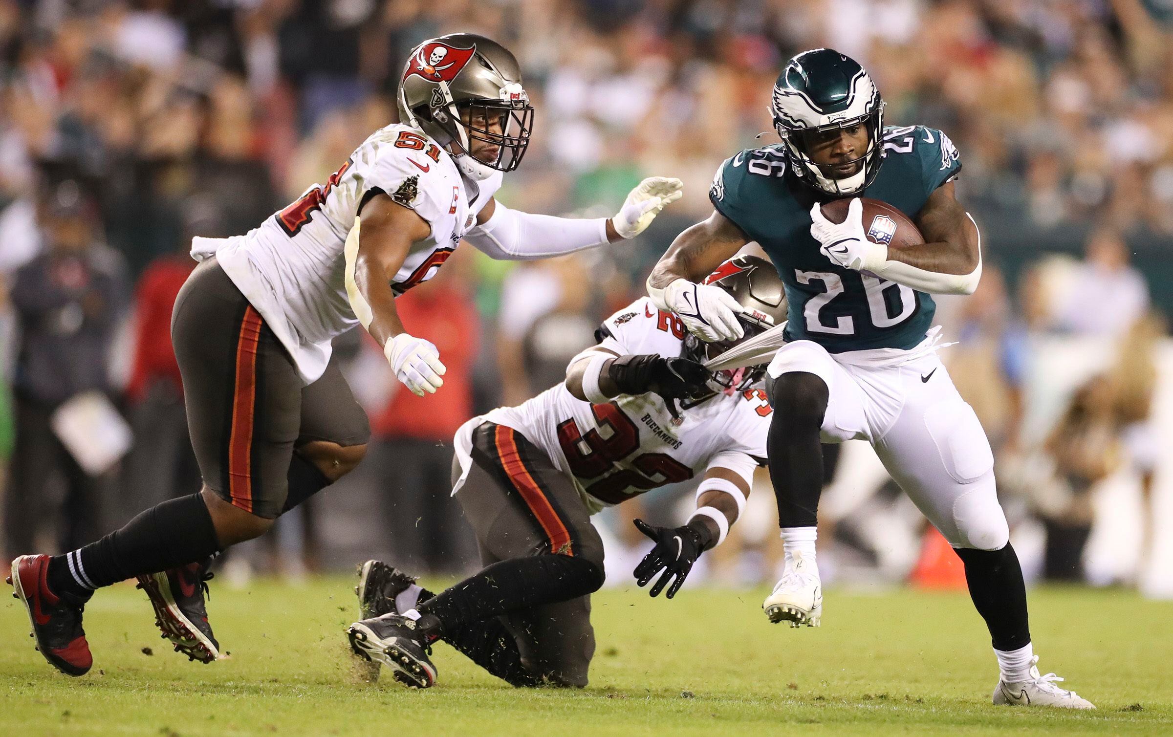 Eagles sink Buccaneers to stay unbeaten, Bengals claw Rams