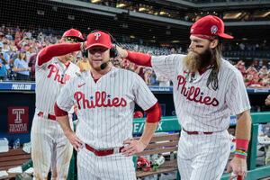 Phillies, Braves split as hitters rule both games of doubleheader 