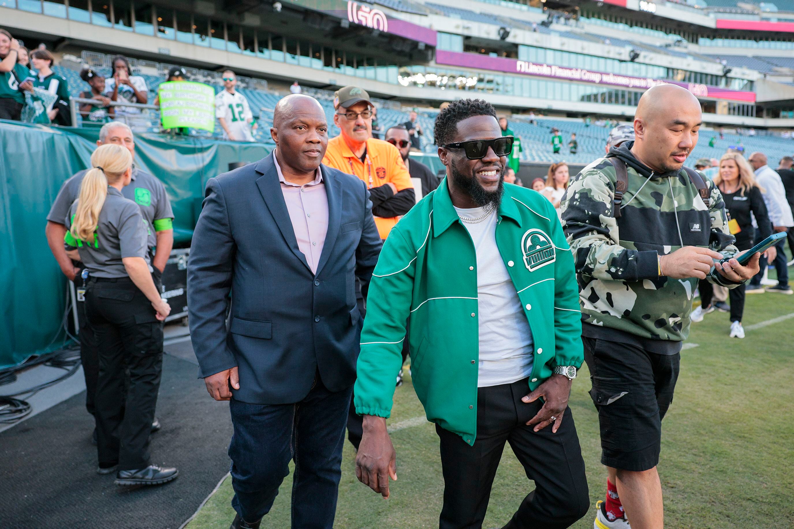 Kevin Hart returns to Philadelphia to watch the Saints vs. Eagles