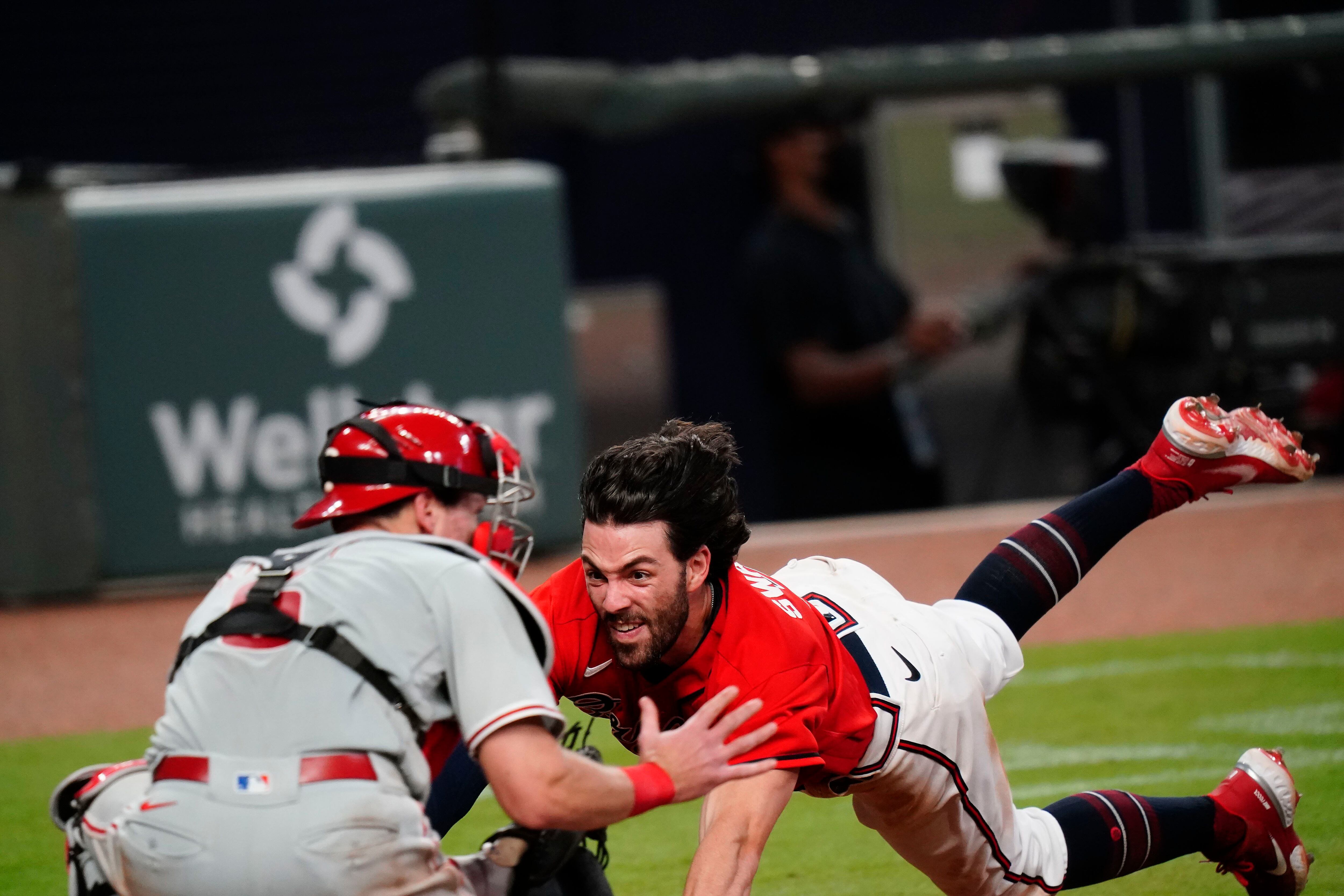 Controversial call helps Phils beat Marlins 5-4