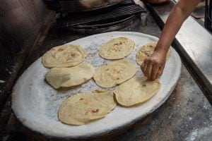 Tortillas en comal de leña  Food, Mexican dessert recipes, Outdoor cooking