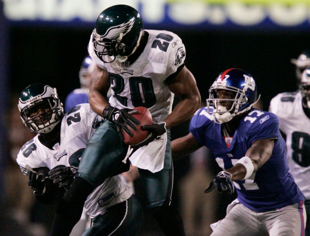 Ex-Eagle Dawkins humbled by jersey retirement on Sunday