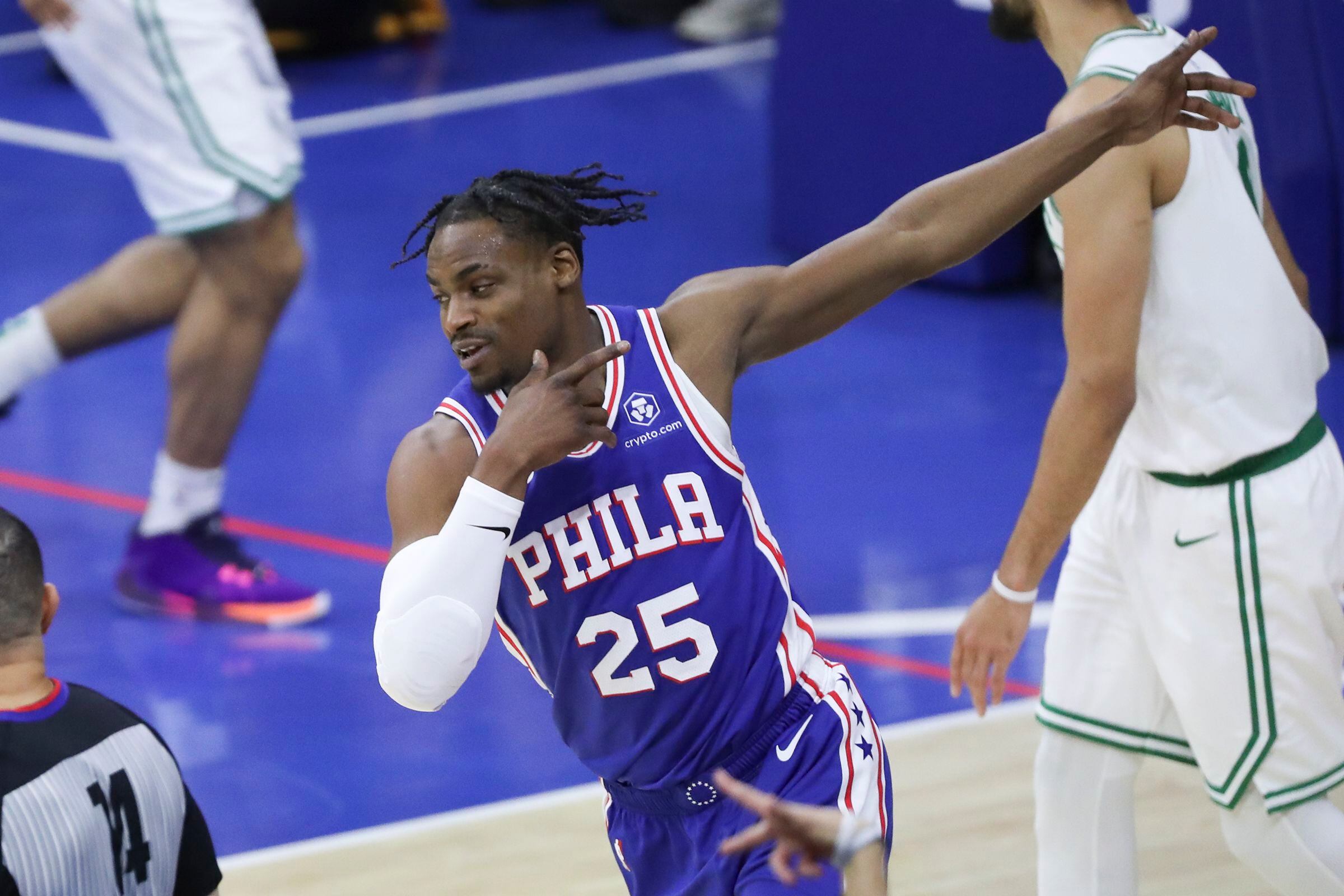 Who thought it was a good idea for the Lakers to wear blue in Philly away?  : r/nba