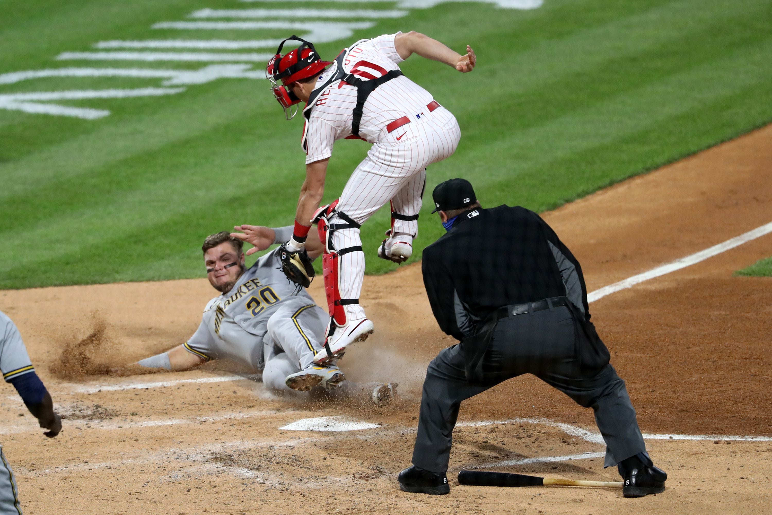 Daniel Vogelbach's pinch-hit, walk-off grand slam gives Brewers an