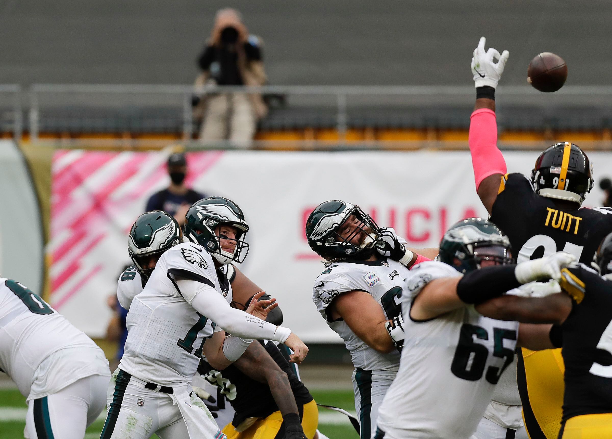 Steelers lose first game, a 34-3 drubbing by Eagles