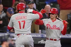 Hoskins' pinch-hit in 10th, Phils top Nats; 15 W in 17 games - Seattle  Sports