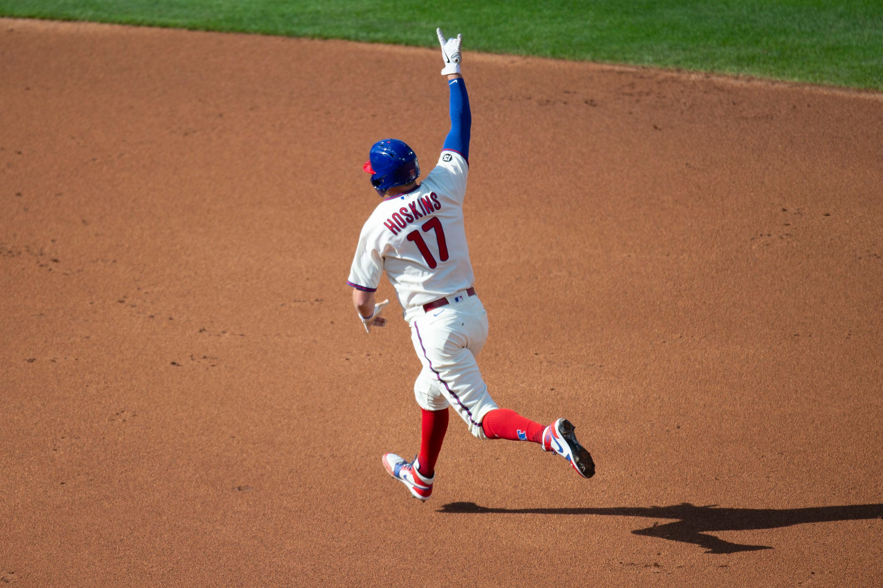 Rhys Hoskins drives in 4 after lengthy delay to sweep Nationals