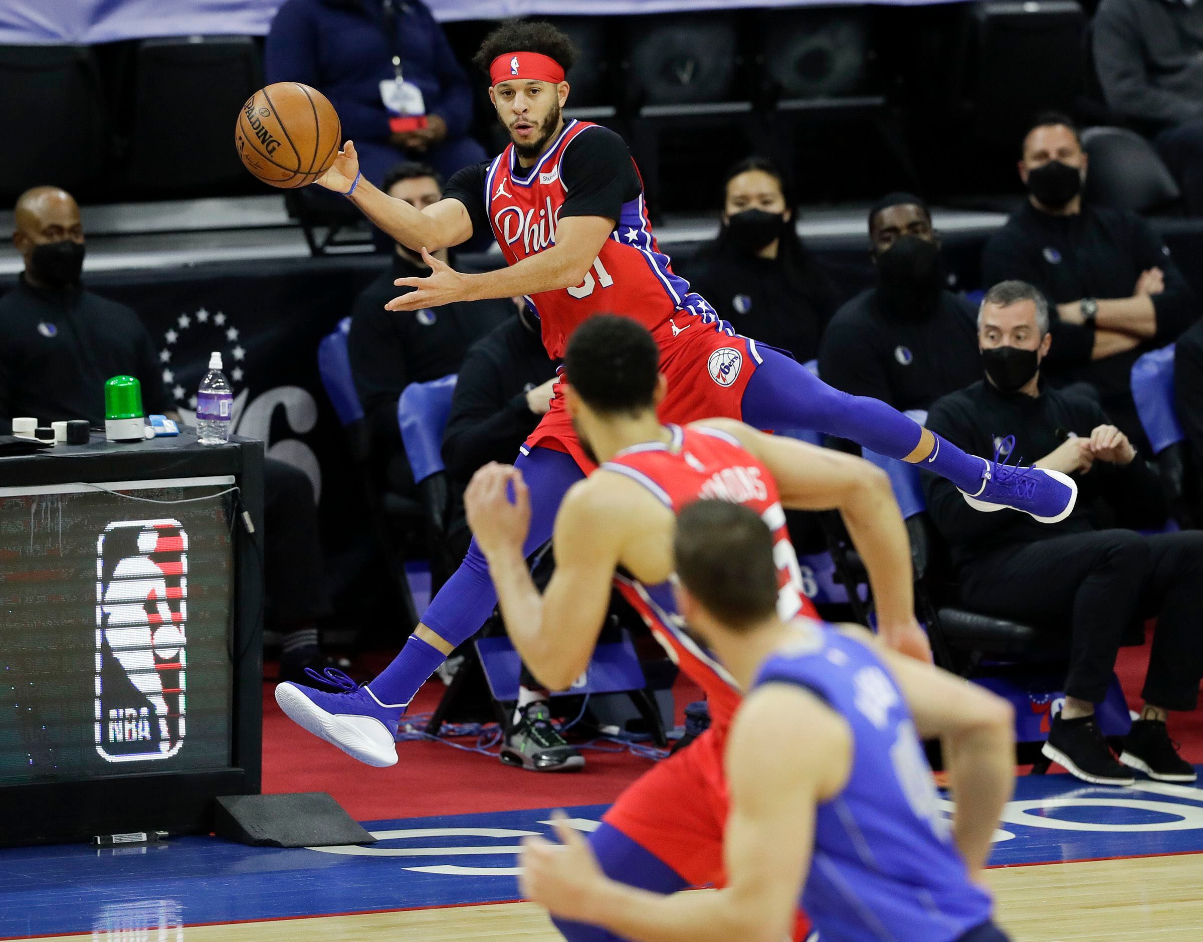 Philadelphia 76ers' cheerleaders escort Philadelphia Phillies MVP Ryan  Howard onto the court before the start of the Sixers' game with the Detroit  Pistons at the Wachovia Center in Philadelphia, Pennsylvania, Tuesday,  November