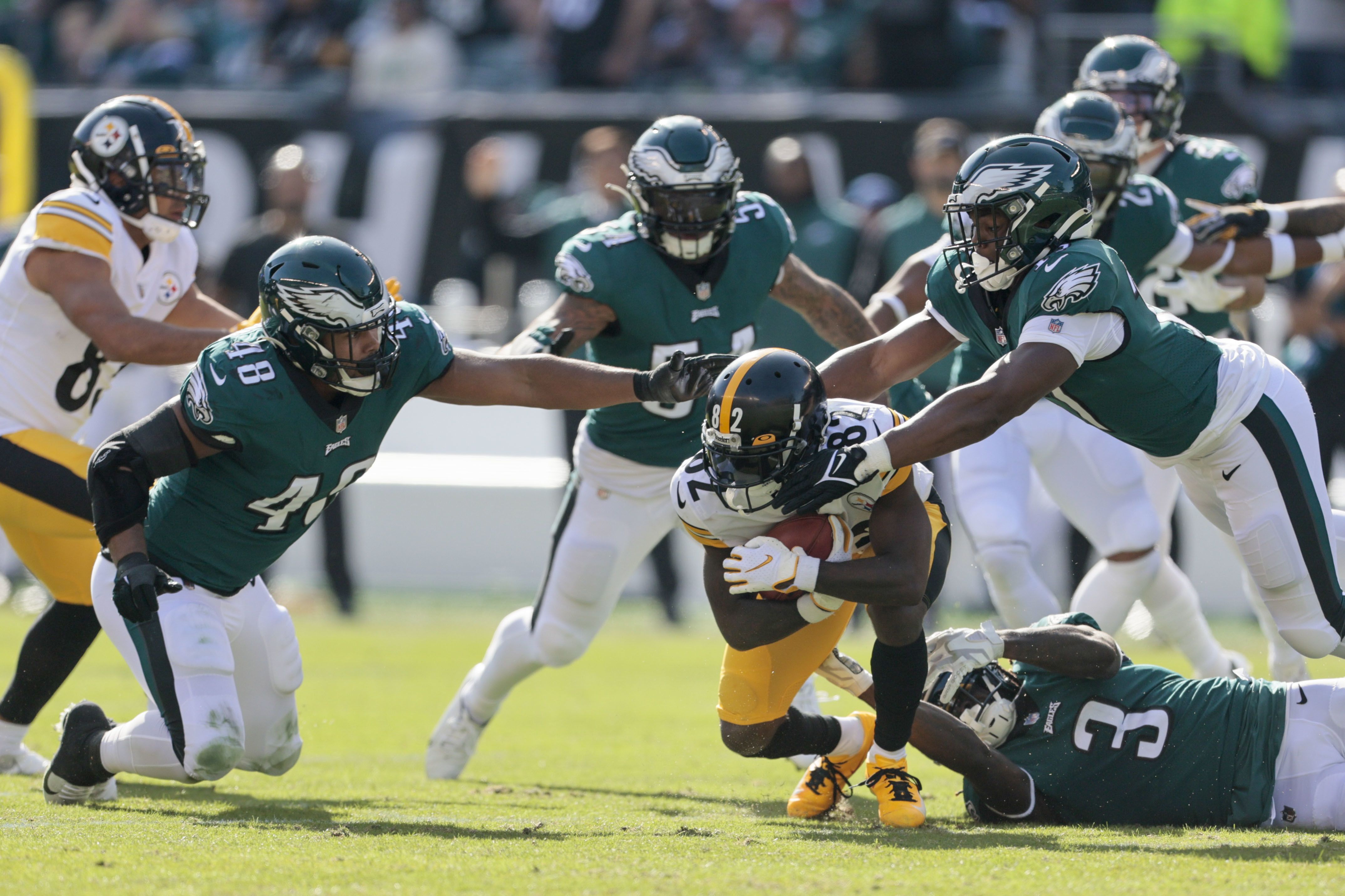 Eagles' A.J. Brown points at Steelers DBs to celebrate historic half