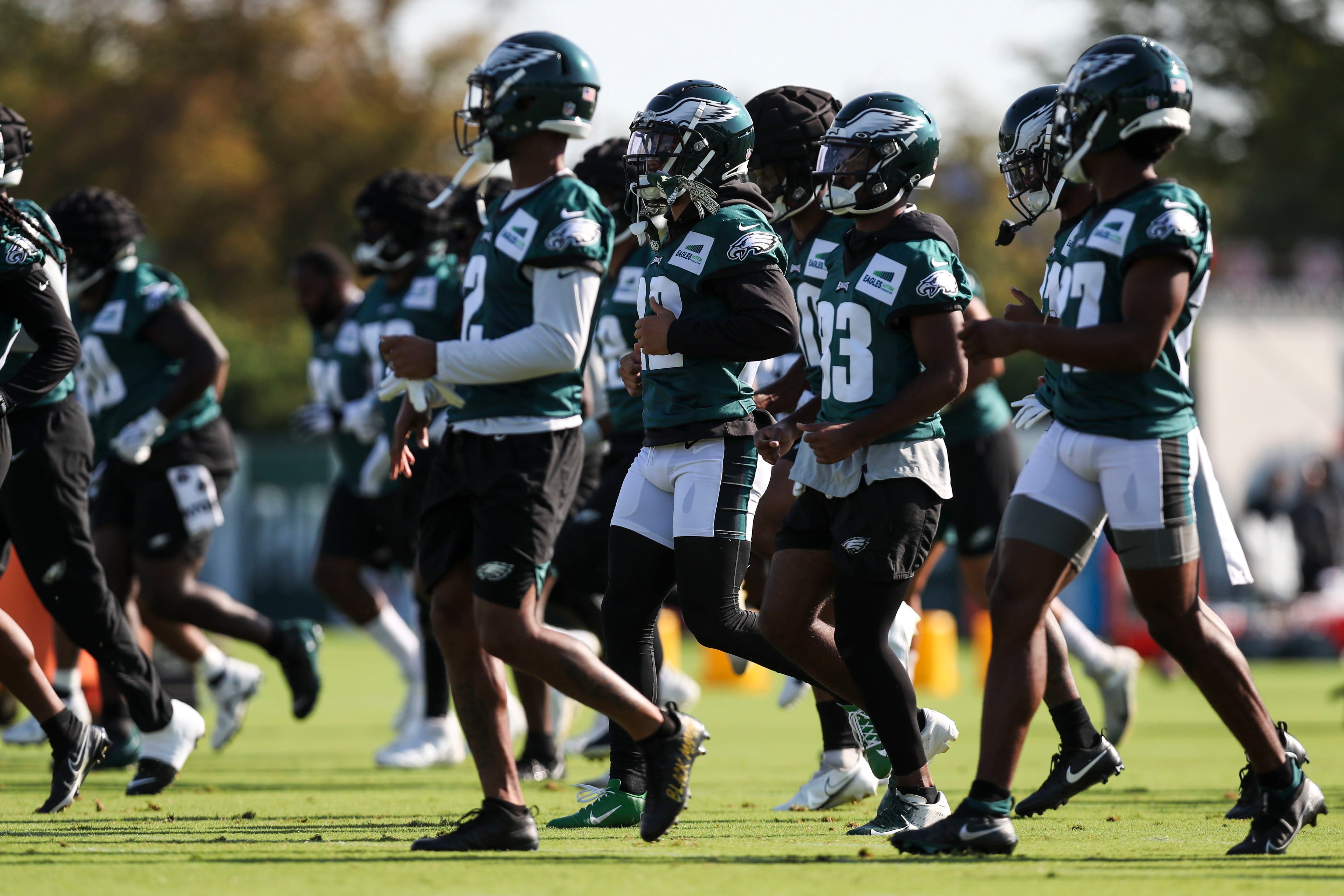 Philadelphia Eagles quarterback Jalen Hurts, center, watches warm ups  before an NFL preseason football game against the Cleveland Browns on  Thursday, Aug. 17, 2023, in Philadelphia. (AP Photo/Derik Hamilton Stock  Photo - Alamy